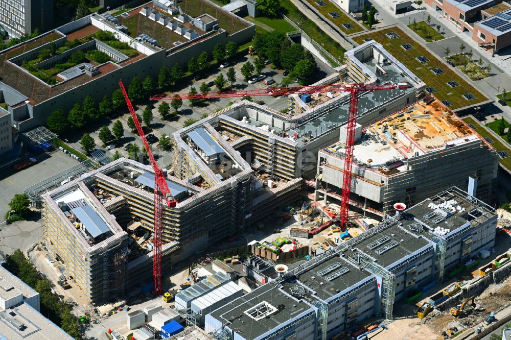Luftbild Unterföhring - Erweiterungsbaustelle am Gebäudekomplex des Senders New Campus des Senders PRO7 in Unterföhring im Bundesland Bayern, Deutschland