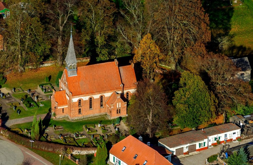 Penzlin OT Marihn aus der Vogelperspektive: Evangelische Kirche Marihn in Penzlin im Bundesland Mecklenburg-Vorpommern