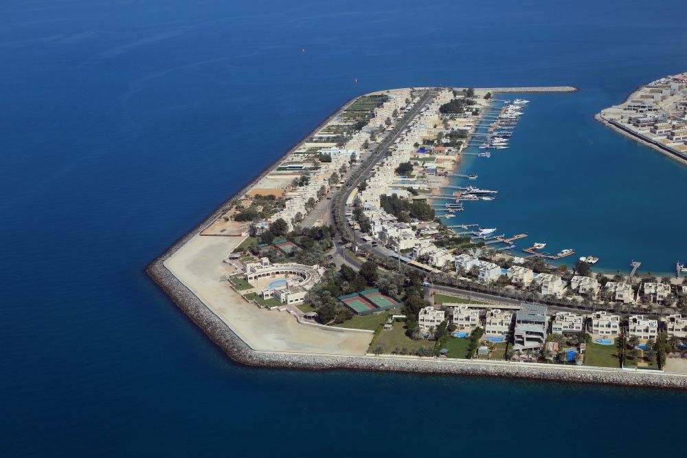 Abu Dhabi aus der Vogelperspektive: Exclusive Wohnlage im Marina Village auf der künstlichen Insel Breakwater Island im Persischen Golf vor Abu Dhabi in Vereinigte Arabische Emirate