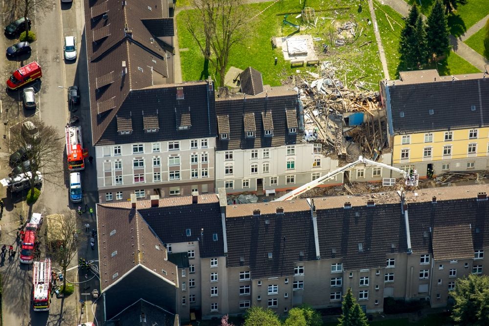 Luftbild Dortmund - Explosion im Dachbereich in einem Reihenhaus der Mehrfamilienhaussiedlung Teutonenstraße im Ortsteil Hörde in Dortmund im Bundesland Nordrhein-Westfalen