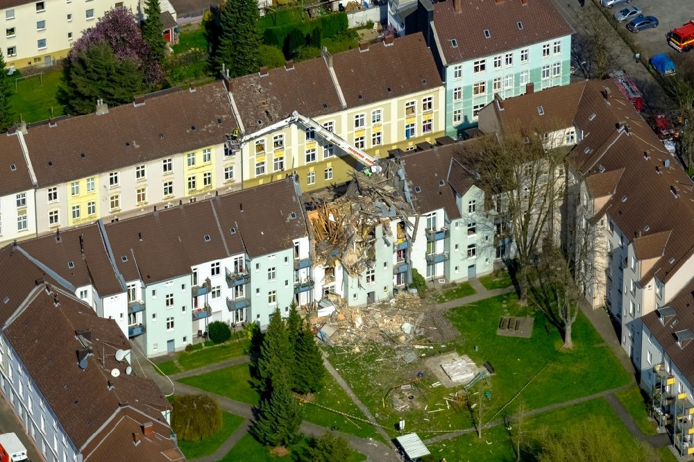 Luftaufnahme Dortmund - Explosion im Dachbereich in einem Reihenhaus der Mehrfamilienhaussiedlung Teutonenstraße im Ortsteil Hörde in Dortmund im Bundesland Nordrhein-Westfalen