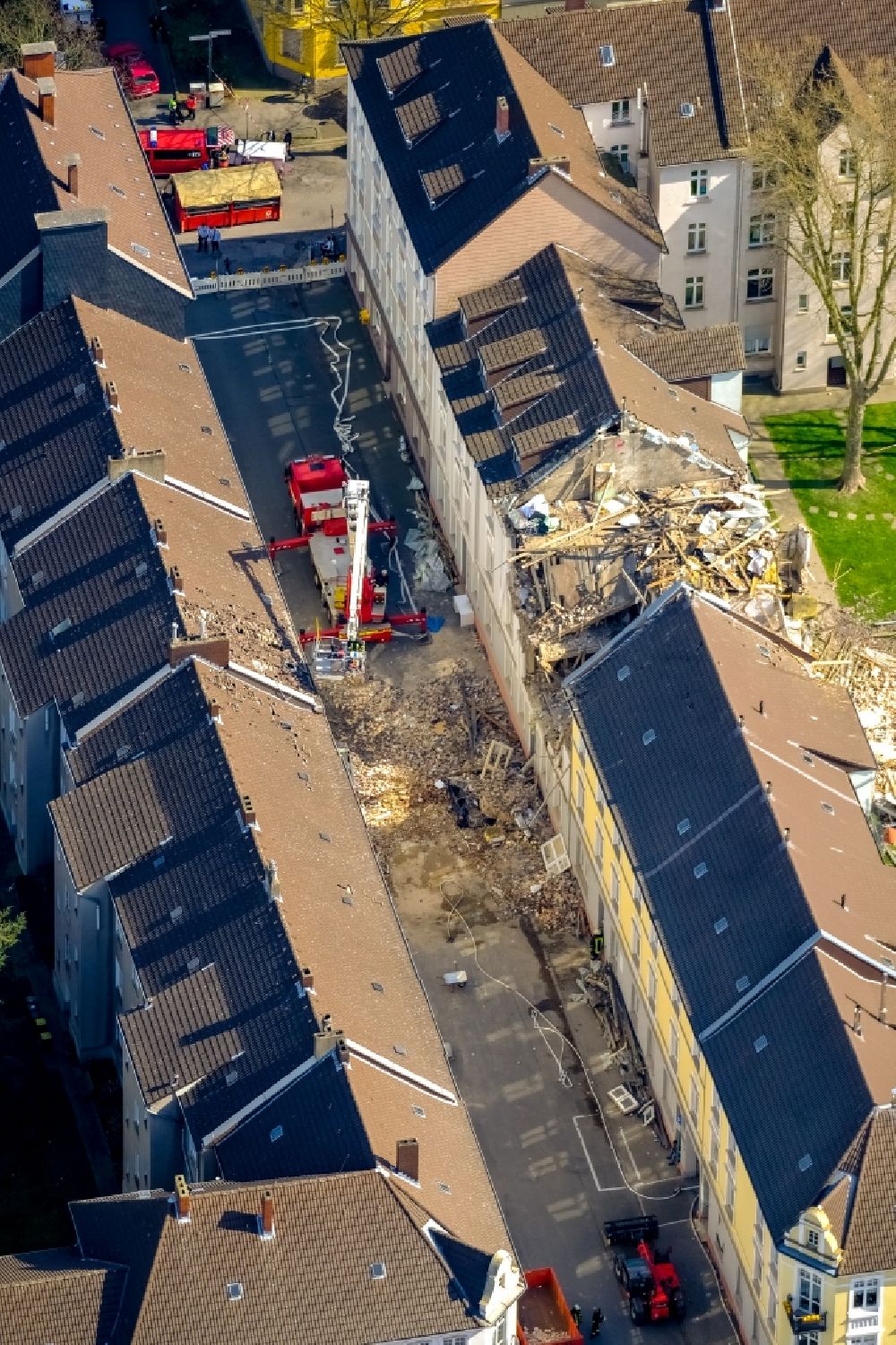 Luftbild Dortmund - Explosion im Dachbereich in einem Reihenhaus der Mehrfamilienhaussiedlung Teutonenstraße im Ortsteil Hörde in Dortmund im Bundesland Nordrhein-Westfalen