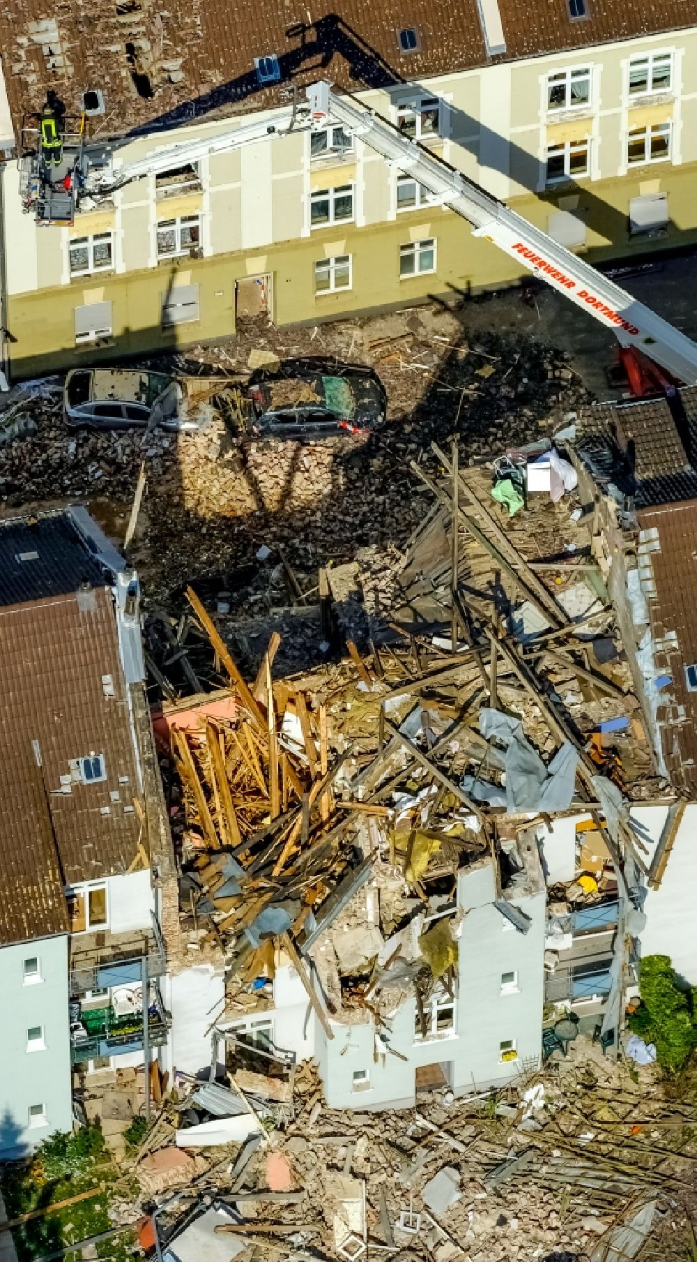 Dortmund von oben - Explosion im Dachbereich in einem Reihenhaus der Mehrfamilienhaussiedlung Teutonenstraße im Ortsteil Hörde in Dortmund im Bundesland Nordrhein-Westfalen