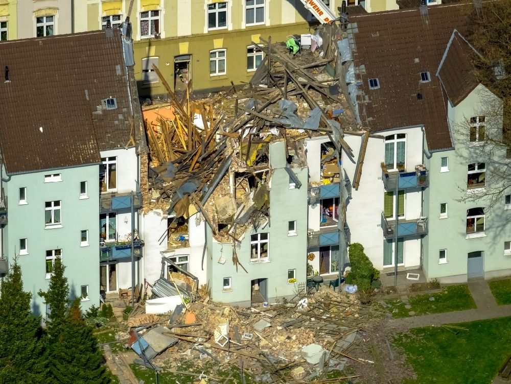 Dortmund aus der Vogelperspektive: Explosion im Dachbereich in einem Reihenhaus der Mehrfamilienhaussiedlung Teutonenstraße im Ortsteil Hörde in Dortmund im Bundesland Nordrhein-Westfalen