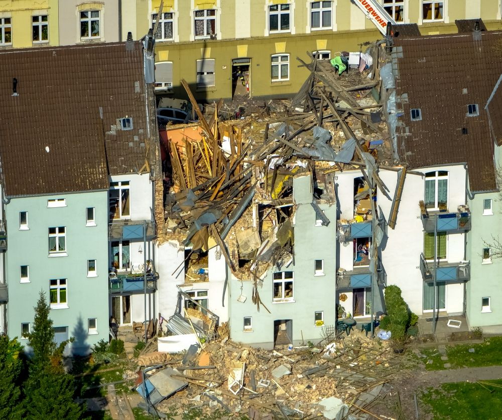 Luftaufnahme Dortmund - Explosion im Dachbereich in einem Reihenhaus der Mehrfamilienhaussiedlung Teutonenstraße im Ortsteil Hörde in Dortmund im Bundesland Nordrhein-Westfalen