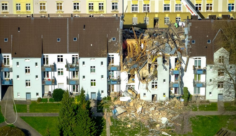 Dortmund von oben - Explosion im Dachbereich in einem Reihenhaus der Mehrfamilienhaussiedlung Teutonenstraße im Ortsteil Hörde in Dortmund im Bundesland Nordrhein-Westfalen