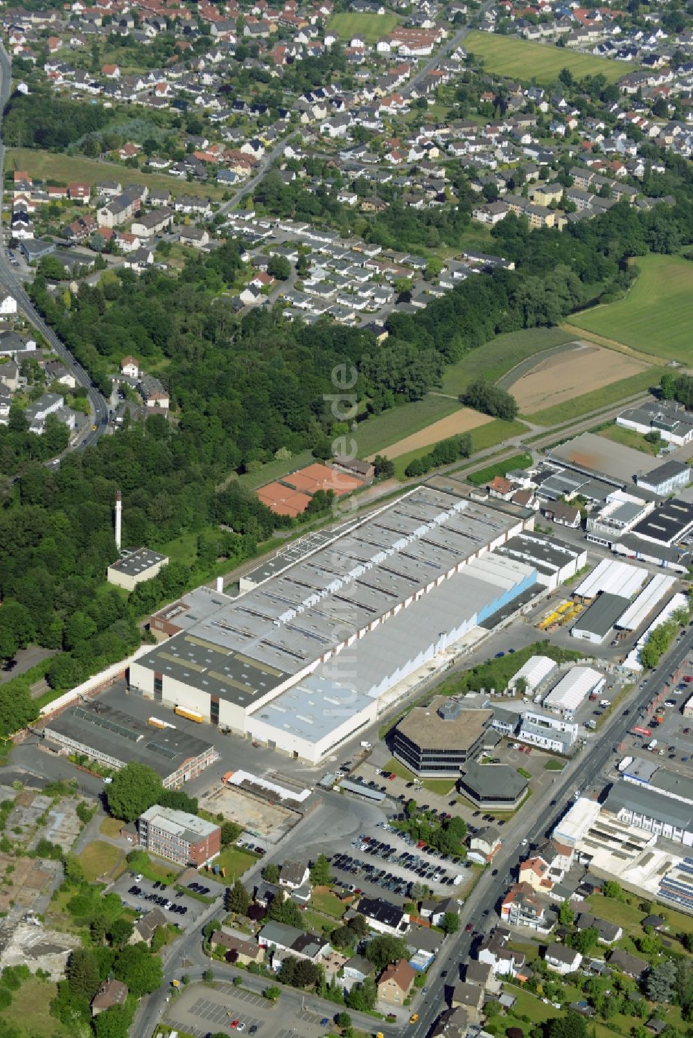 Menden (Sauerland) aus der Vogelperspektive: Fabriksgebäude der Ewald Rostek GmbH in Menden (Sauerland) im Bundesland Nordrhein-Westfalen
