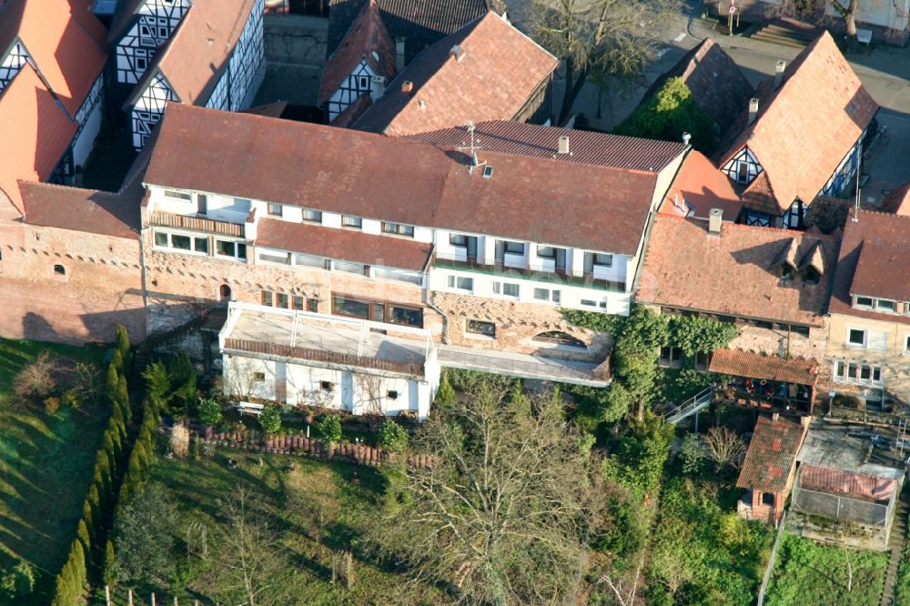 Jockgrim aus der Vogelperspektive: Fachwerkhaus- und Mehrfamilienhaus in Jockgrim im Bundesland Rheinland-Pfalz
