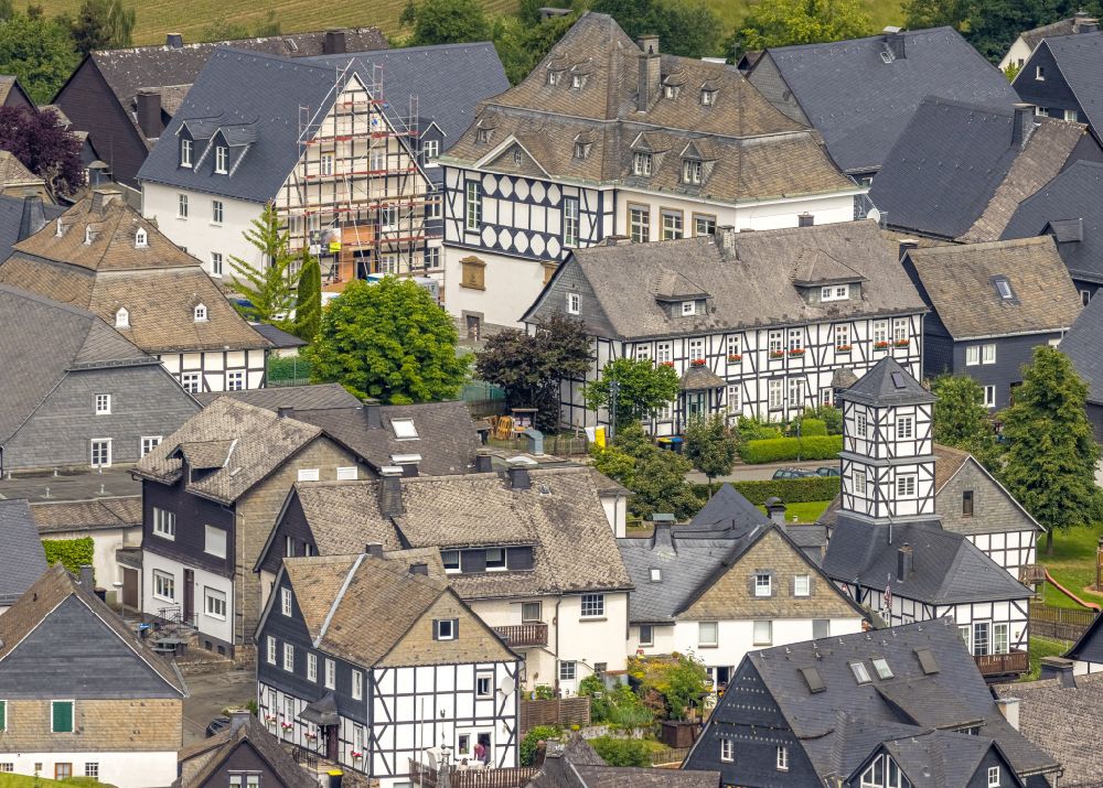 Eversberg von oben - Fachwerkhaus- und Mehrfamilienhaus- Wohngebiet in Eversberg im Bundesland Nordrhein-Westfalen, Deutschland