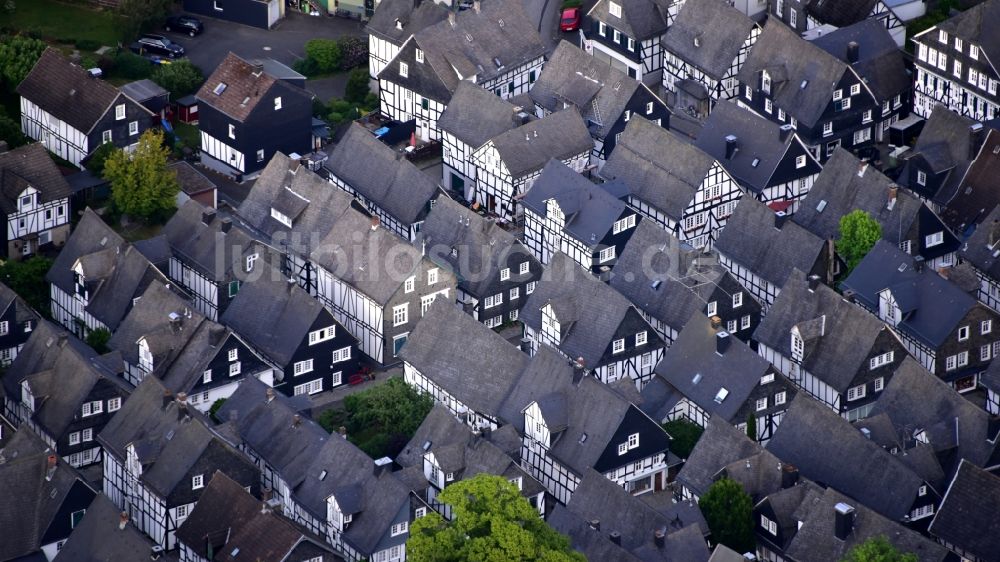 Freudenberg von oben - Fachwerkhaus- und Mehrfamilienhaus- Wohngebiet in Freudenberg im Bundesland Nordrhein-Westfalen