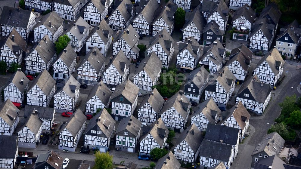 Luftaufnahme Freudenberg - Fachwerkhaus- und Mehrfamilienhaus- Wohngebiet in Freudenberg im Bundesland Nordrhein-Westfalen