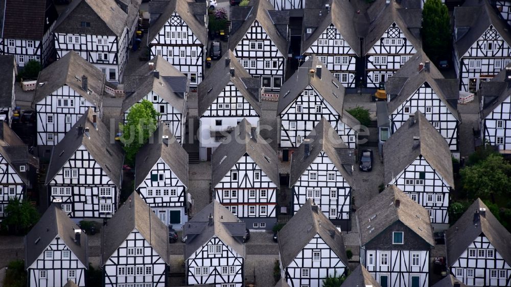 Luftaufnahme Freudenberg - Fachwerkhaus- und Mehrfamilienhaus- Wohngebiet in Freudenberg im Bundesland Nordrhein-Westfalen