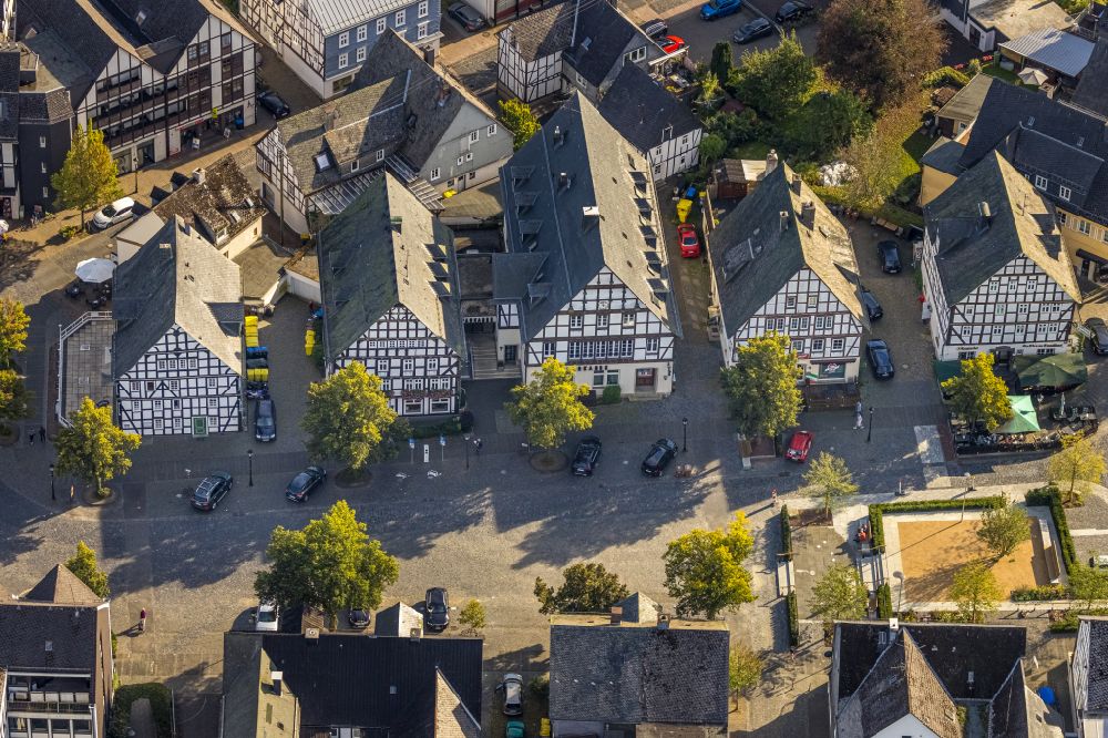 Hilchenbach von oben - Fachwerkhaus- und Mehrfamilienhaus- Wohngebiet in Hilchenbach im Bundesland Nordrhein-Westfalen, Deutschland