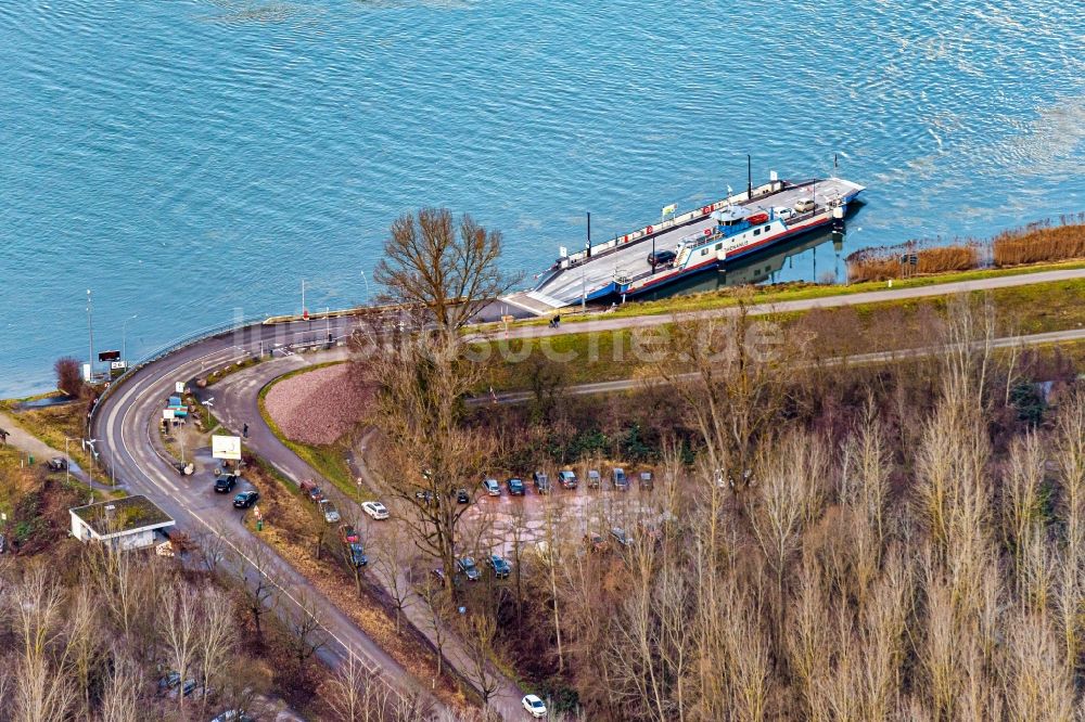 Rheinau von oben - Fähr- Schiff der Fähre Kappel in Rheinau im Bundesland Baden-Württemberg, Deutschland-Frankreich