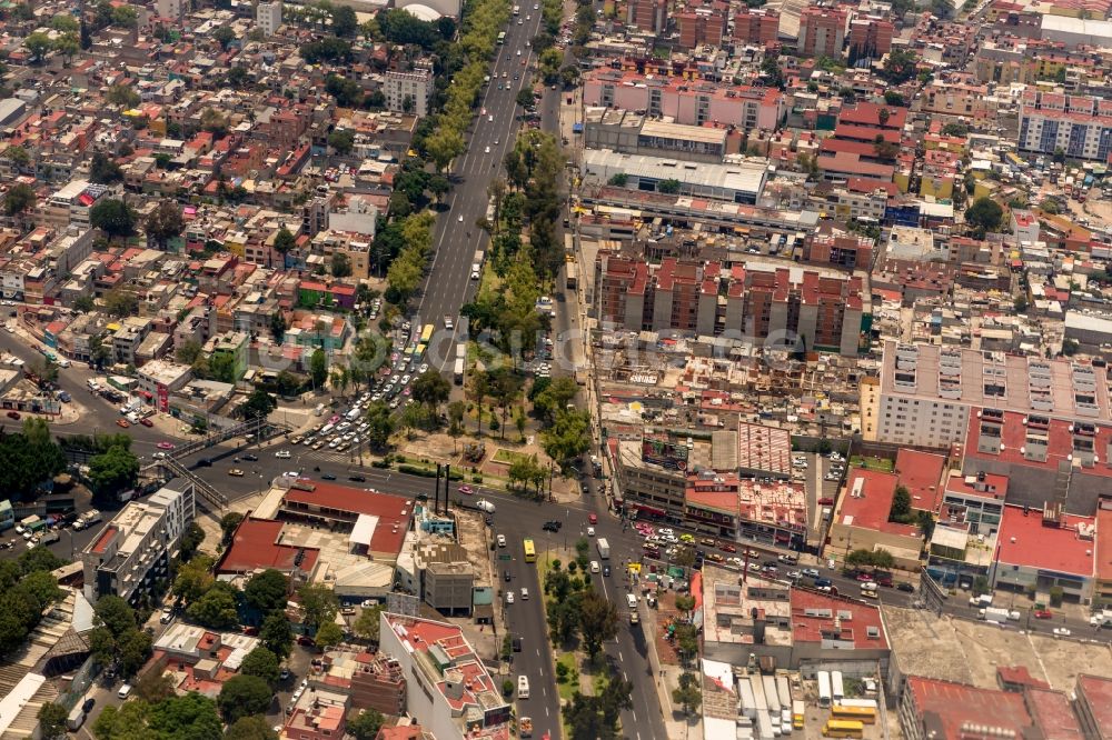 Luftaufnahme Ciudad de Mexico - Fahrbahnmarkierung der Kreuzung Calz. de la Viga / Calz. Chabacano in Ciudad de Mexico in Mexiko