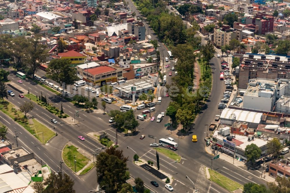 Ciudad de Mexico von oben - Fahrbahnmarkierung der Kreuzung Av. Iztaccihuatl / Calz. Ignacio Zaragoza in Ciudad de Mexico in Mexiko
