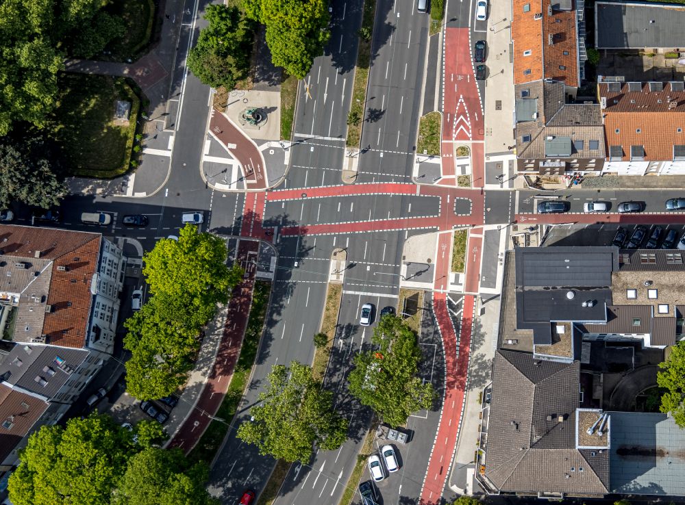 Luftbild Dortmund - Fahrbahnmarkierung der Kreuzung mit roten Radwegen im Ortsteil Cityring-Ost in Dortmund im Bundesland Nordrhein-Westfalen, Deutschland