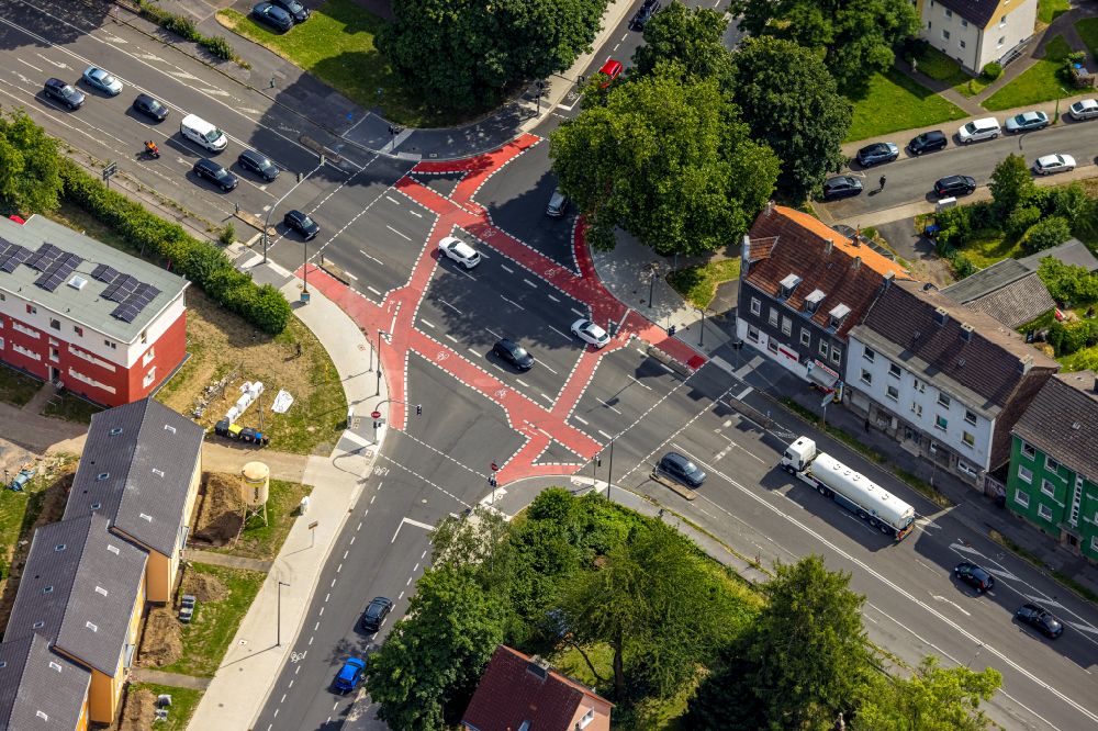 Luftaufnahme Dortmund - Fahrbahnmarkierung der Kreuzung mit roten Radwegen im Ortsteil Renninghausen in Dortmund im Bundesland Nordrhein-Westfalen, Deutschland
