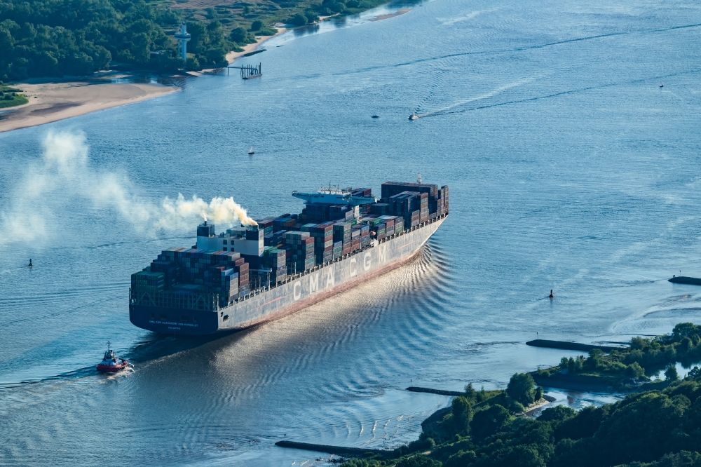 Luftaufnahme Hamburg - Fahrendes Containerschiff CMA CGM Alexander von Humboldt im Ortsteil Finkenwerder in Hamburg, Deutschland
