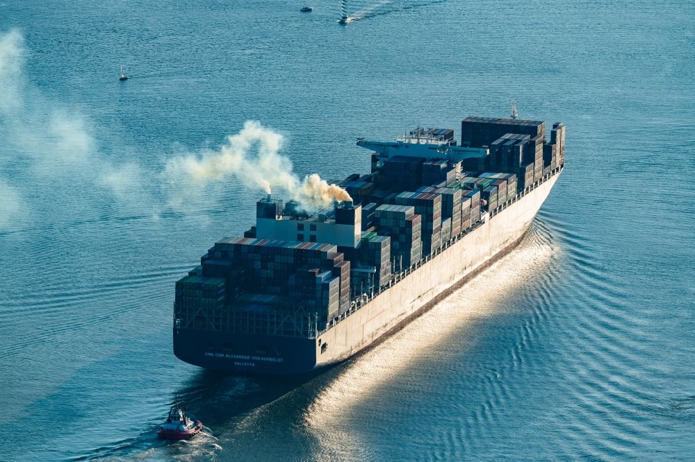 Hamburg von oben - Fahrendes Containerschiff CMA CGM Alexander von Humboldt im Ortsteil Finkenwerder in Hamburg, Deutschland
