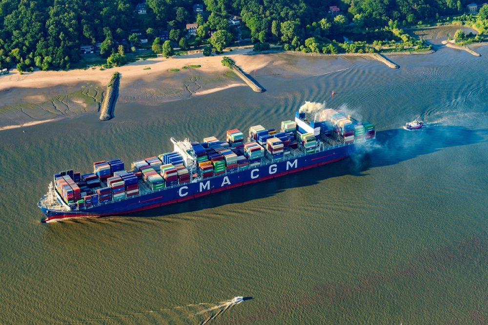 Hamburg aus der Vogelperspektive: Fahrendes Containerschiff CMA CGM Alexander von Humboldt im Ortsteil Finkenwerder in Hamburg, Deutschland