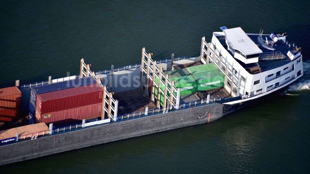 Bonn aus der Vogelperspektive: Fahrendes Containerschiff Covano auf dem Flußverlauf des Rhein in Bonn im Bundesland Nordrhein-Westfalen, Deutschland