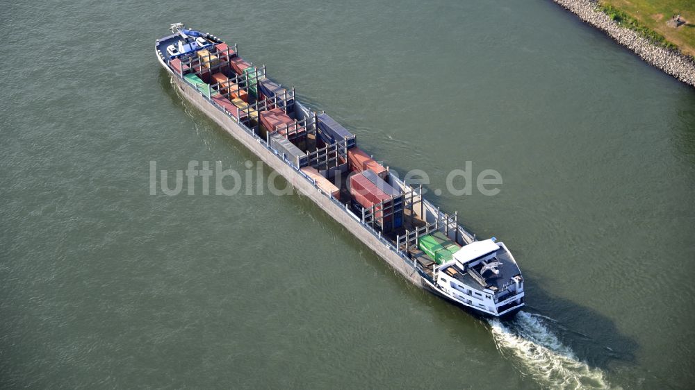 Luftaufnahme Bonn - Fahrendes Containerschiff Covano auf dem Flußverlauf des Rhein in Bonn im Bundesland Nordrhein-Westfalen, Deutschland