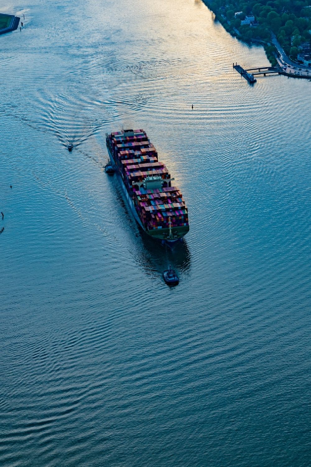 Luftbild Hamburg - Fahrendes Containerschiff auf der Elbe im Sonnenuntergang in Hamburg, Deutschland