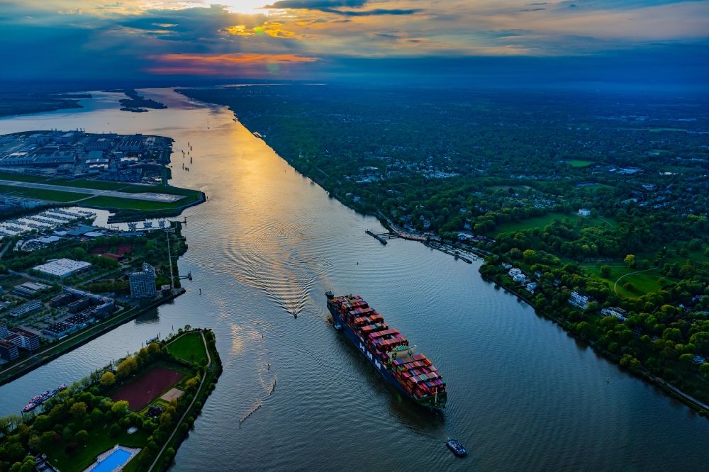 Hamburg von oben - Fahrendes Containerschiff auf der Elbe im Sonnenuntergang in Hamburg, Deutschland