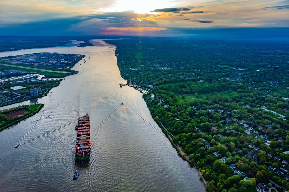 Hamburg aus der Vogelperspektive: Fahrendes Containerschiff auf der Elbe im Sonnenuntergang in Hamburg, Deutschland