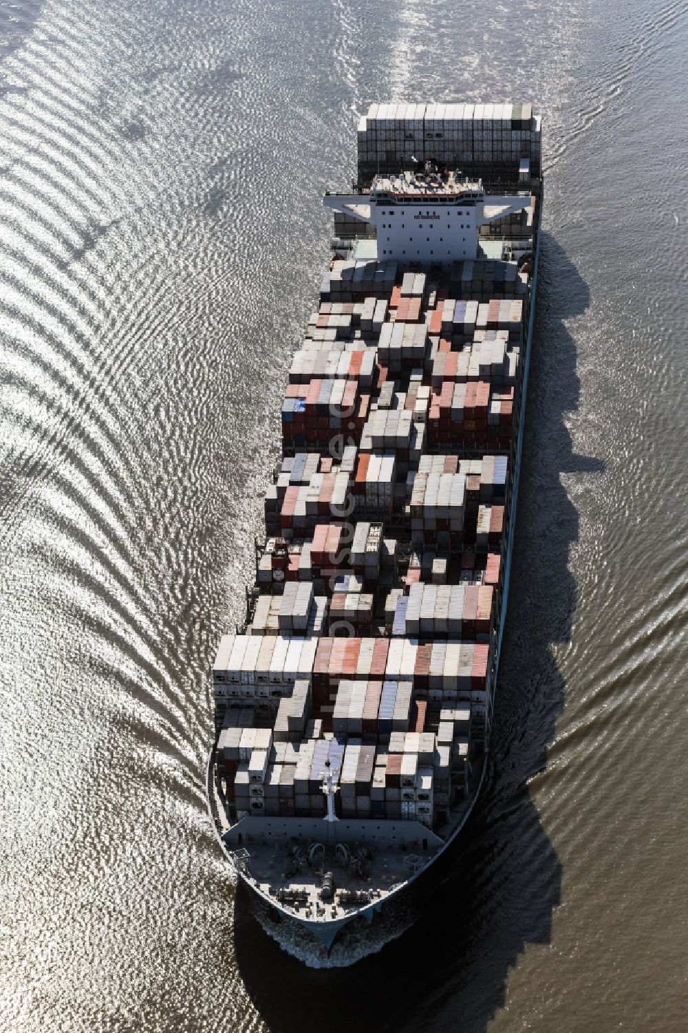 Wedel aus der Vogelperspektive: Fahrendes Containerschiff auf der Elbe in Wedel im Bundesland Schleswig-Holstein, Deutschland