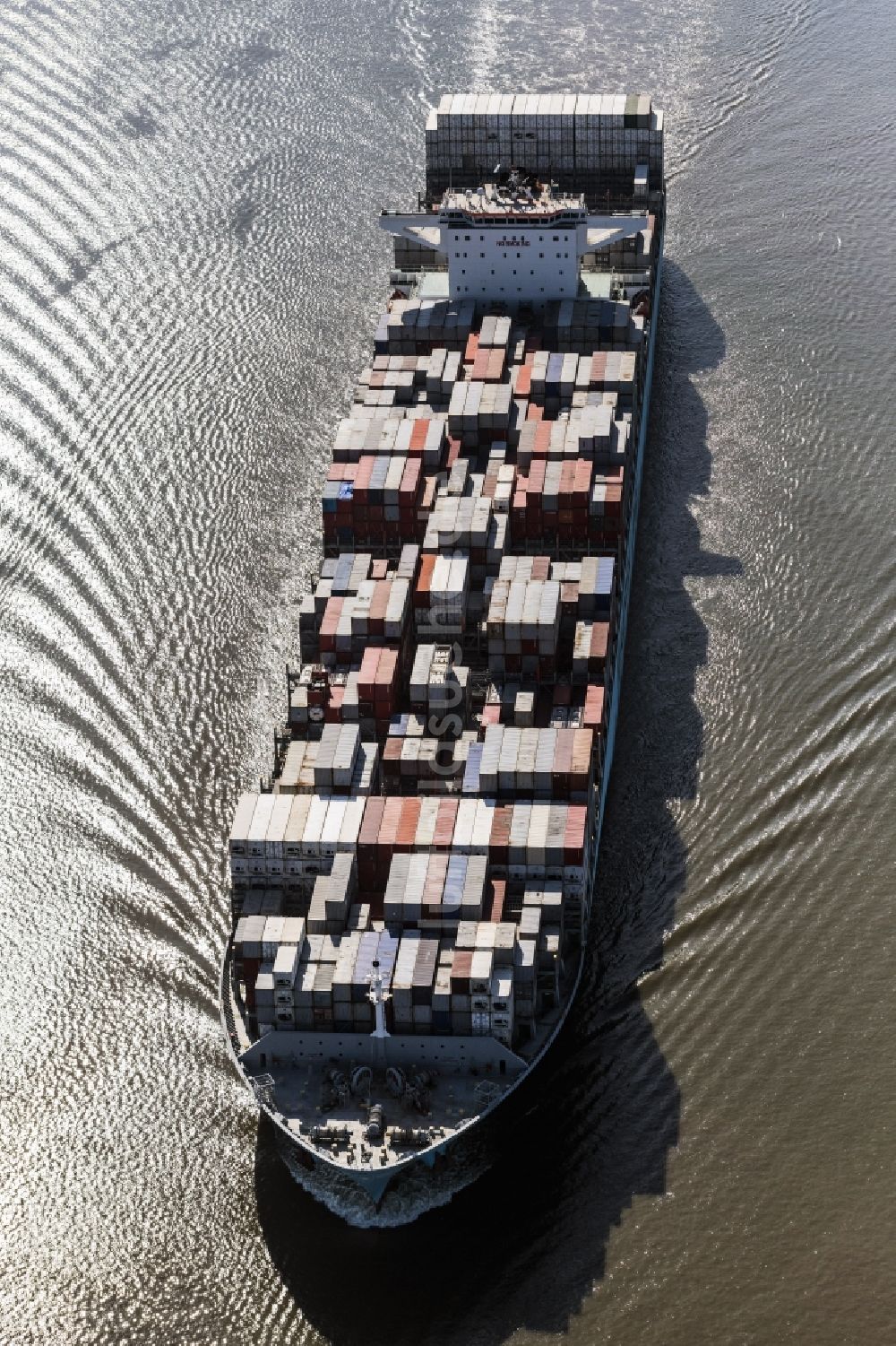 Luftbild Wedel - Fahrendes Containerschiff auf der Elbe in Wedel im Bundesland Schleswig-Holstein, Deutschland