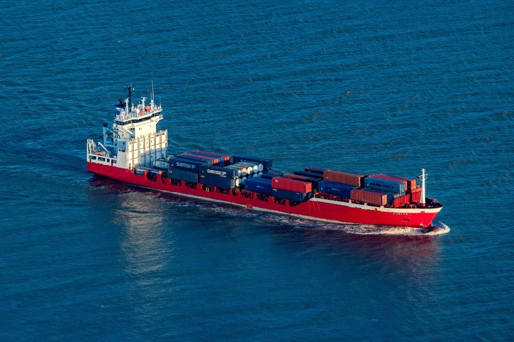 Luftbild Wedel - Fahrendes Containerschiff auf der Elbe in Wedel im Bundesland Schleswig-Holstein, Deutschland