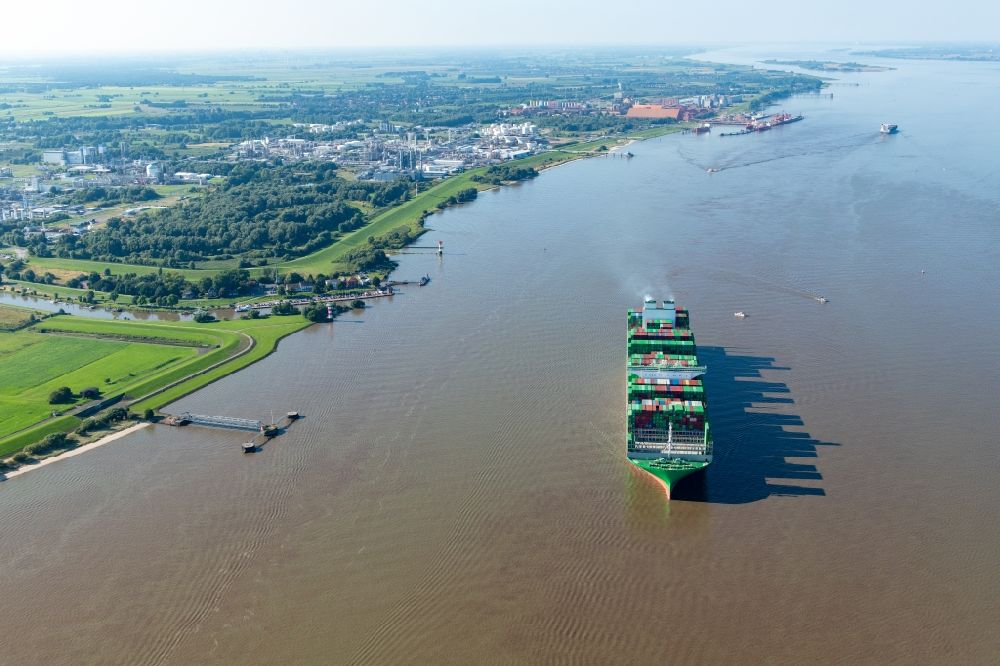 Stade aus der Vogelperspektive: Fahrendes Containerschiff Ever Ace auf der Elbe in Stade, Deutschland