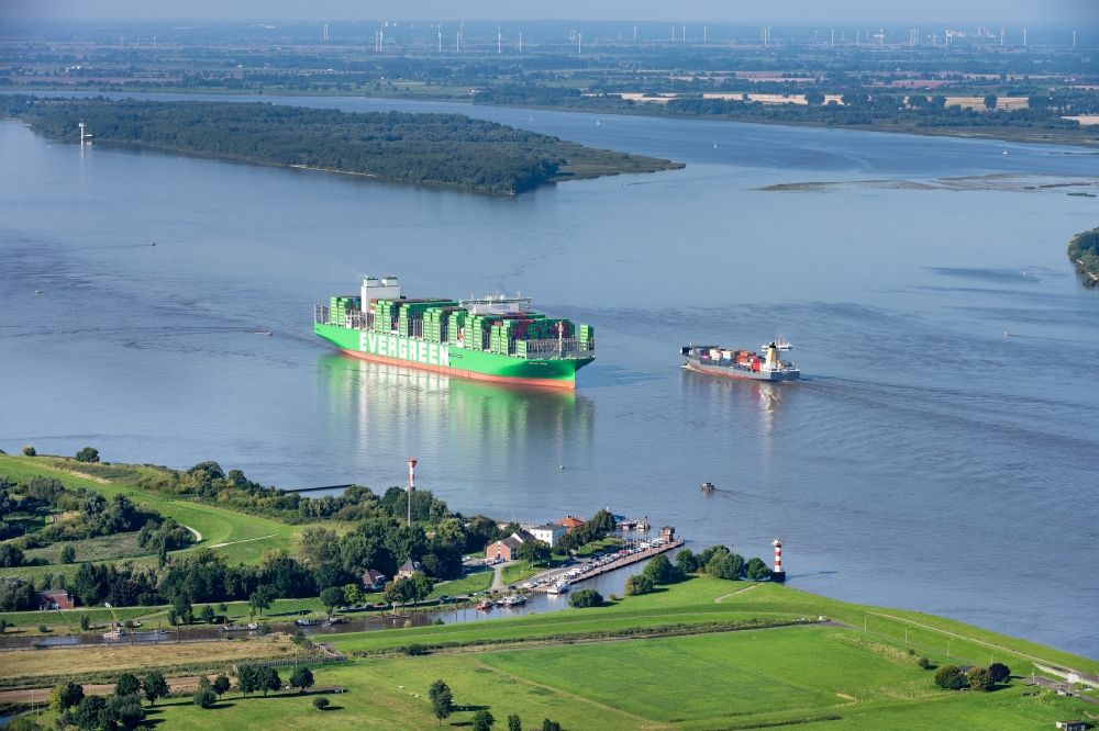 Stade von oben - Fahrendes Containerschiff Ever Ace auf der Elbe in Stade, Deutschland