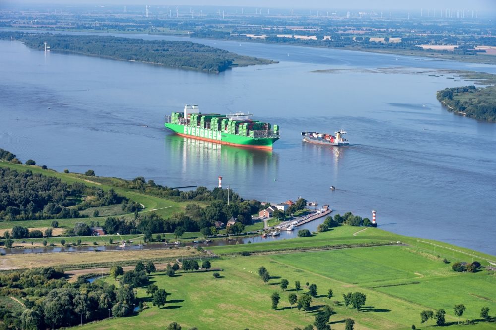 Stade aus der Vogelperspektive: Fahrendes Containerschiff Ever Ace auf der Elbe in Stade, Deutschland