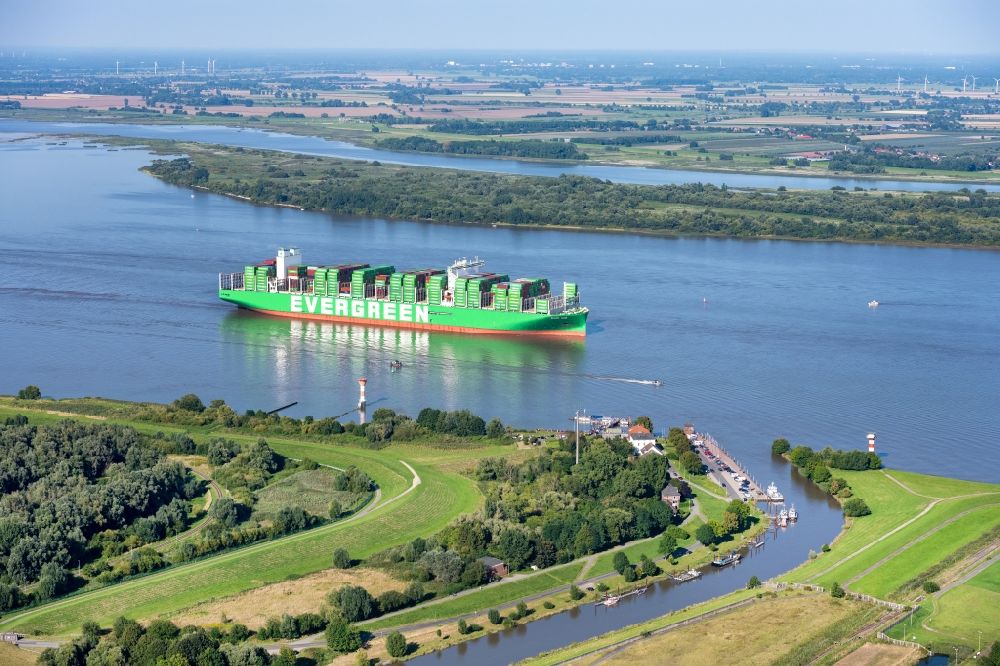 Luftbild Stade - Fahrendes Containerschiff Ever Ace auf der Elbe in Stade, Deutschland