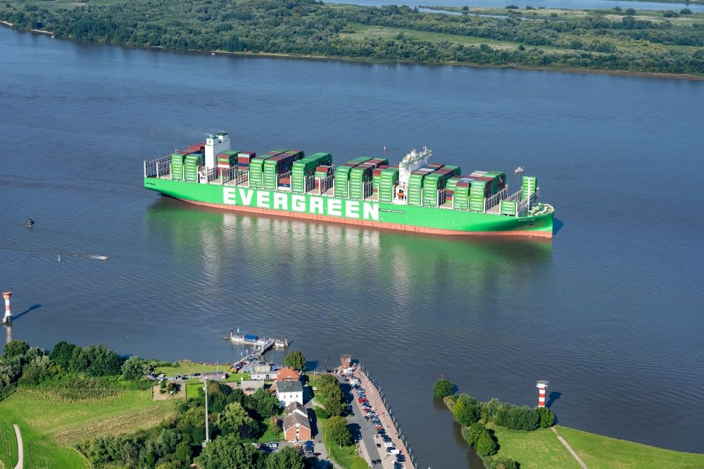 Luftaufnahme Stade - Fahrendes Containerschiff Ever Ace auf der Elbe in Stade, Deutschland