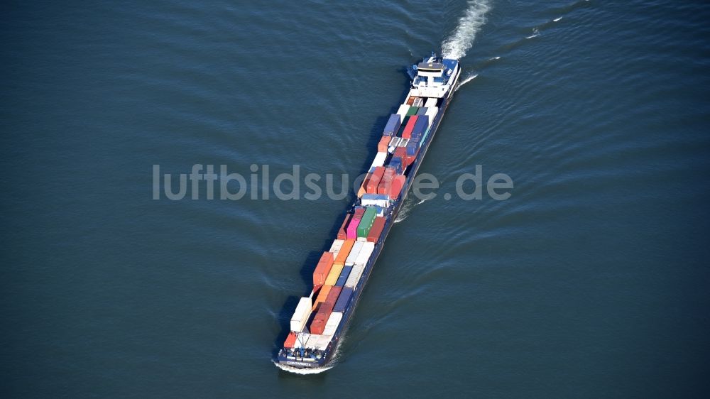 Luftaufnahme Bonn - Fahrendes Containerschiff auf dem Flußverlauf des Rhein in Bonn im Bundesland Nordrhein-Westfalen, Deutschland
