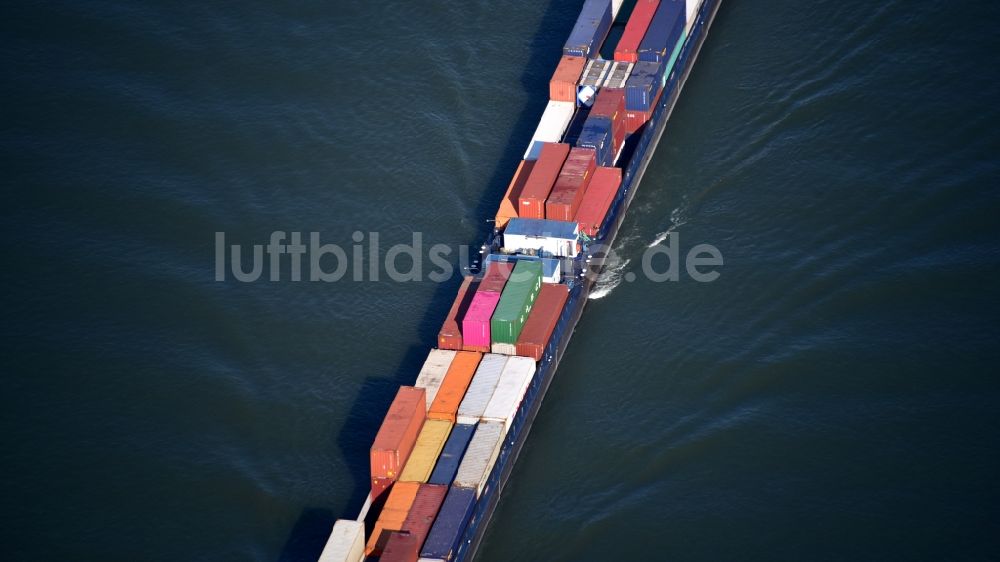 Bonn von oben - Fahrendes Containerschiff auf dem Flußverlauf des Rhein in Bonn im Bundesland Nordrhein-Westfalen, Deutschland