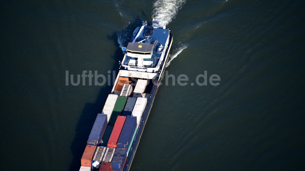 Bonn aus der Vogelperspektive: Fahrendes Containerschiff auf dem Flußverlauf des Rhein in Bonn im Bundesland Nordrhein-Westfalen, Deutschland