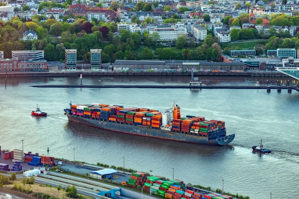 Luftaufnahme Hamburg - Fahrendes Containerschiff im Hafen der Norderelbe - Köhlbrand im Ortsteil Waltershof in Hamburg, Deutschland