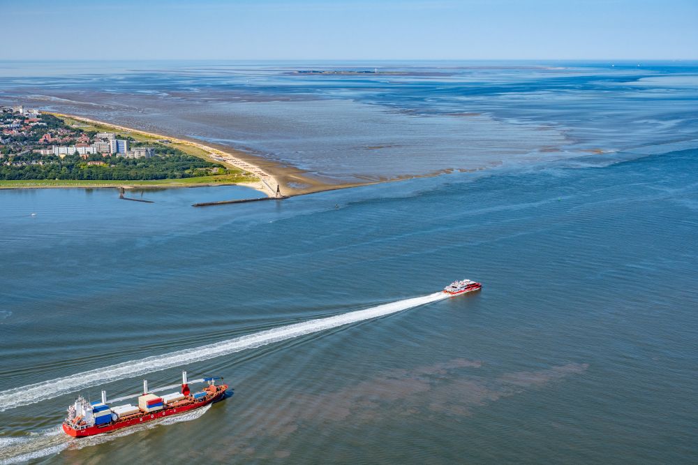 Luftaufnahme Cuxhaven - Fahrendes Containerschiff und Halunder Jet auf der Nordsee in Cuxhaven im Bundesland Niedersachsen