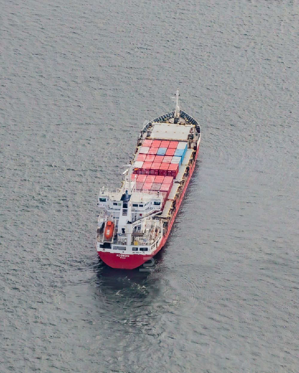 Kiel von oben - Fahrendes Containerschiff auf der Kieler Förde in Kiel im Bundesland Schleswig-Holstein, Deutschland