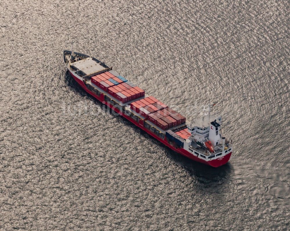 Luftaufnahme Kiel - Fahrendes Containerschiff auf der Kieler Förde in Kiel im Bundesland Schleswig-Holstein, Deutschland