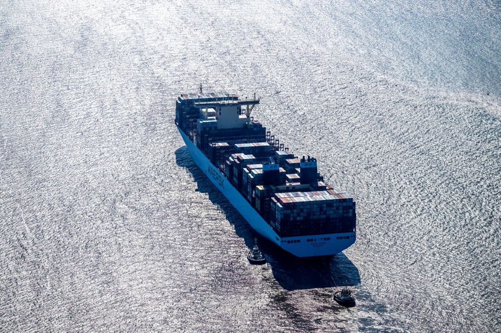 Luftaufnahme Geestland - Fahrendes Containerschiff MANILA MAERSK in Geestland im Bundesland Niedersachsen, Deutschland