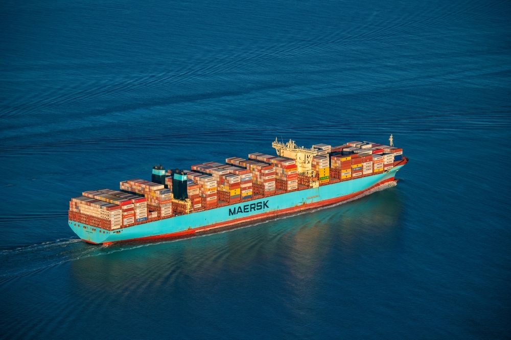 Luftbild Butjadingen - Fahrendes Containerschiff Maribor Maersk in der Wesermündung in Butjadingen im Bundesland Niedersachsen, Deutschland