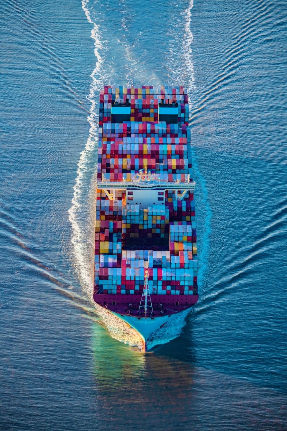 Luftaufnahme Butjadingen - Fahrendes Containerschiff Maribor Maersk in der Wesermündung in Butjadingen im Bundesland Niedersachsen, Deutschland