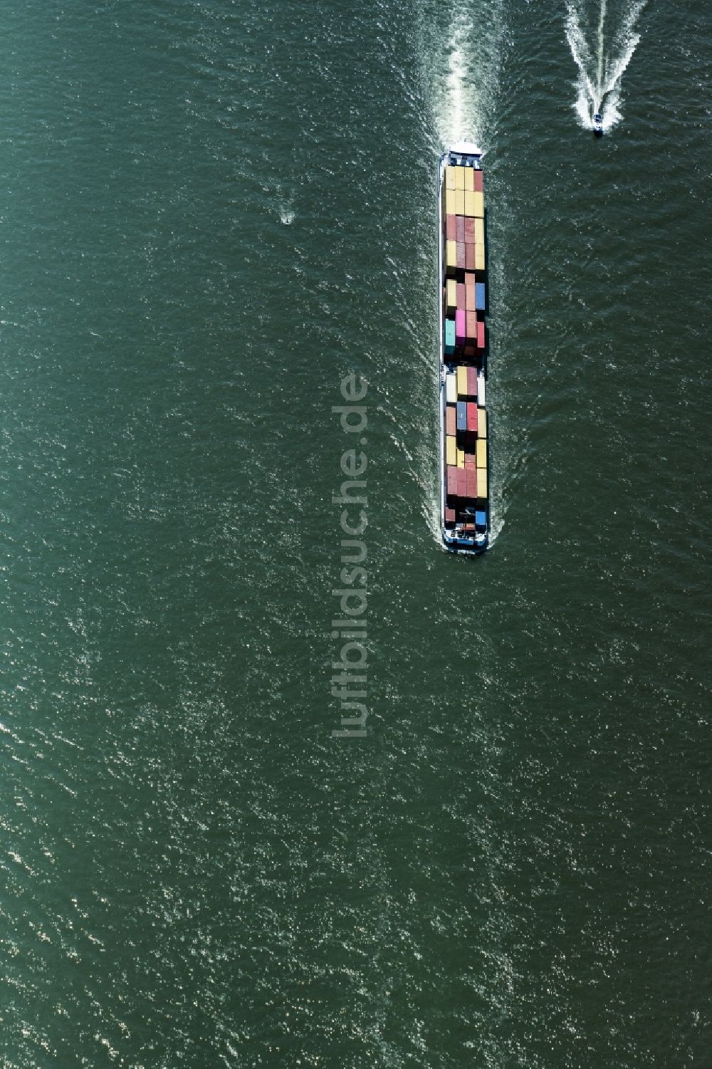 Oestrich-Winkel von oben - Fahrendes Containerschiff und ein Motorboot auf dem Rhein in Oestrich-Winkel im Bundesland Hessen, Deutschland