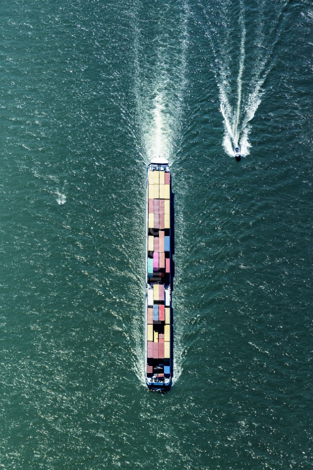 Luftbild Oestrich-Winkel - Fahrendes Containerschiff und ein Motorboot auf dem Rhein in Oestrich-Winkel im Bundesland Hessen, Deutschland
